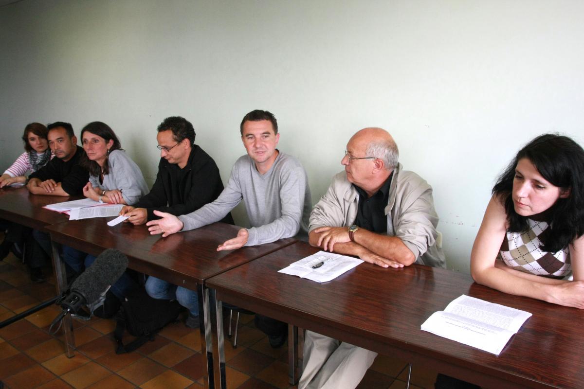 la délégation du NPA avec de gauche à droite:Laurence Lyonnais, Christian Nguyen, Christine Poupin, Omar Slaouti, Olivier Besancenot, Raoul Marc Jennar, Myriam Martin