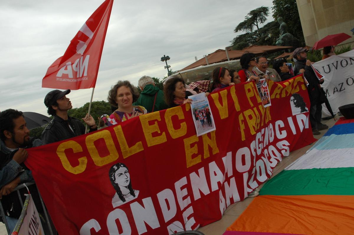 Collectif Peruvien en France et drapeau du Npa