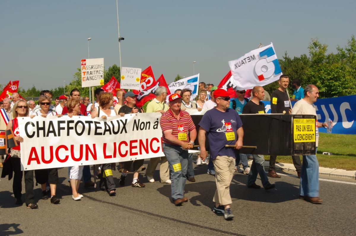 banderole et cercueil pour symboliser l'enterrement de l'usine