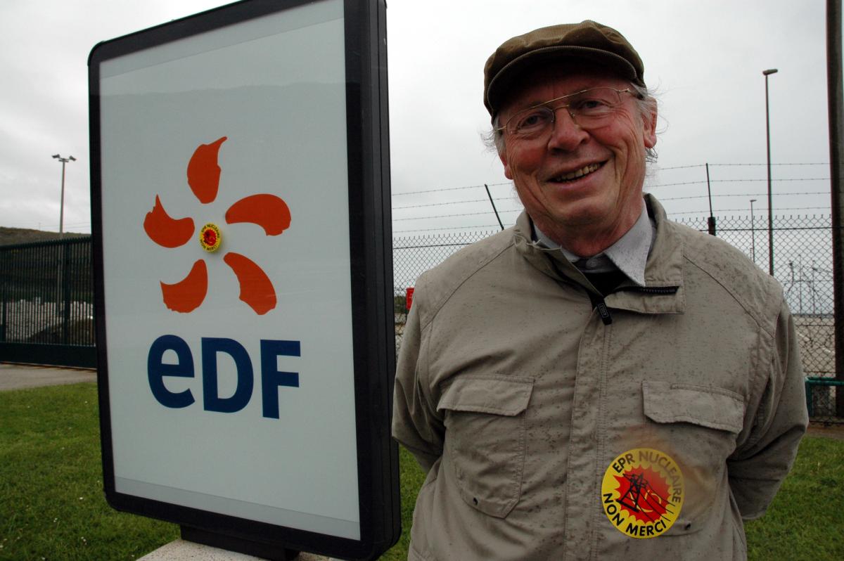 Didier Anger devant la centrale de Flamanville