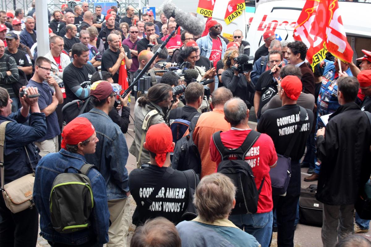 meeting à la sortie du tribunal