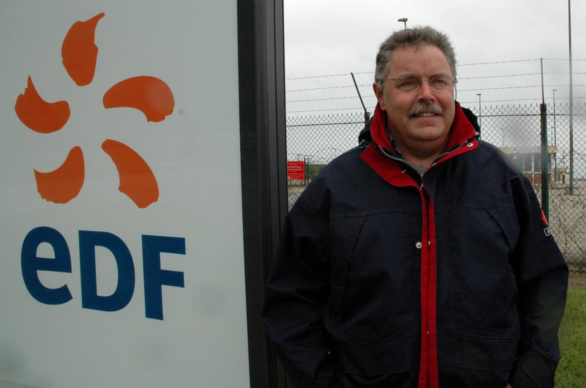 Yannick Rousselet devant la centrale de Flamanville