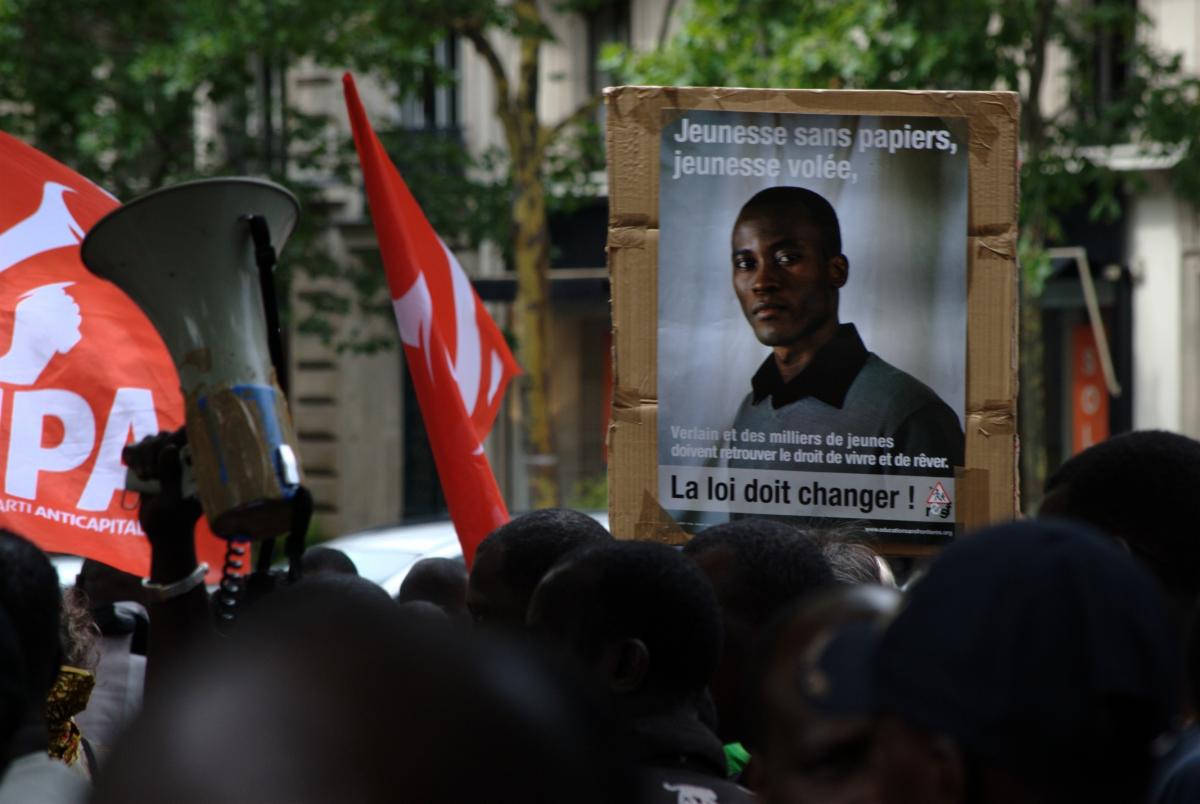 Une pancarte de RESF, un drapeau du NPA et un mégaphone