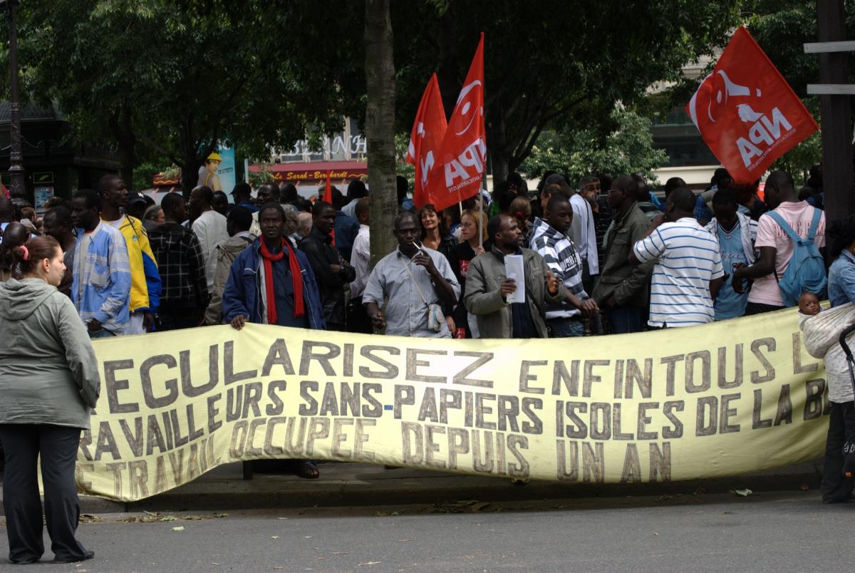 Une banderolle de la CSP75, des drapeaux du NPA, une fliquette