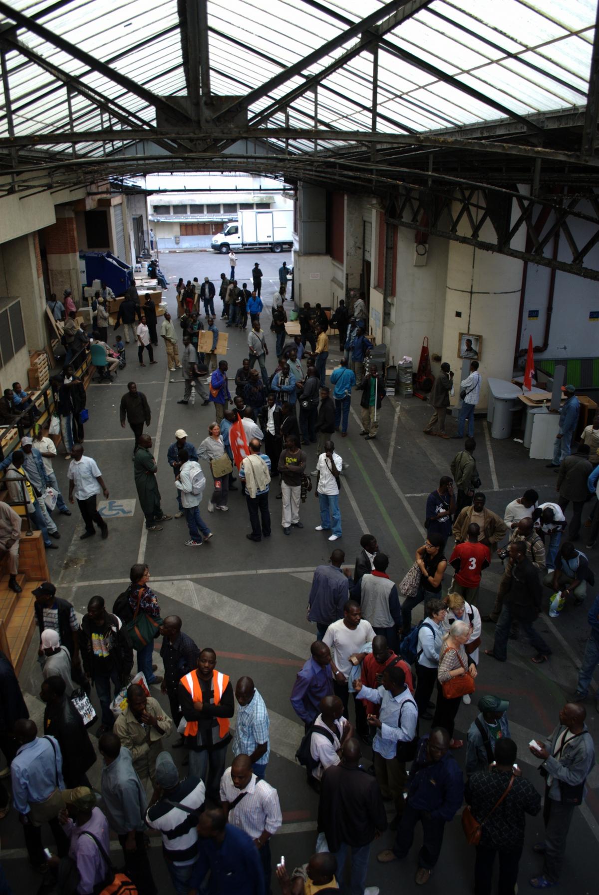 La halle de l'immeuble occupé