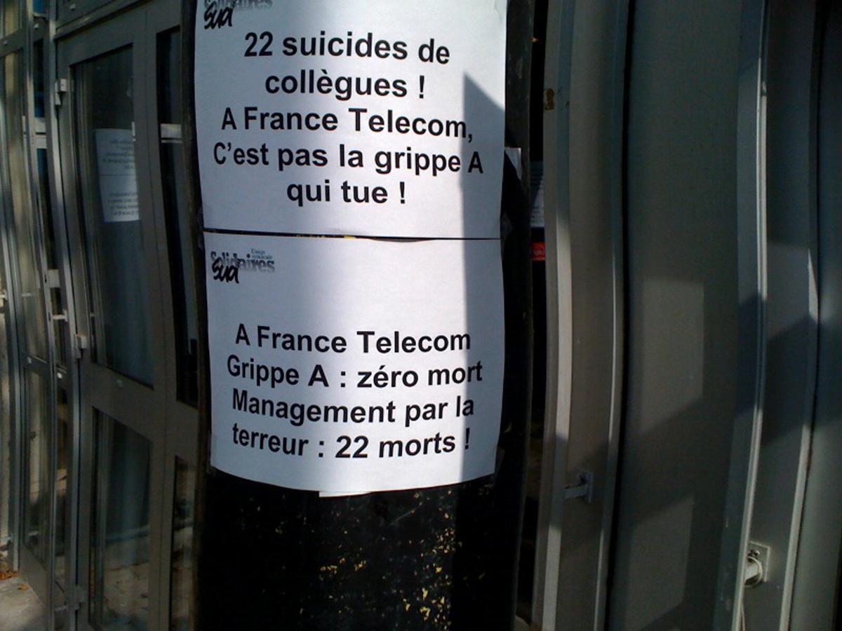 Affiches syndicales après la vague de suicides à France Telecom