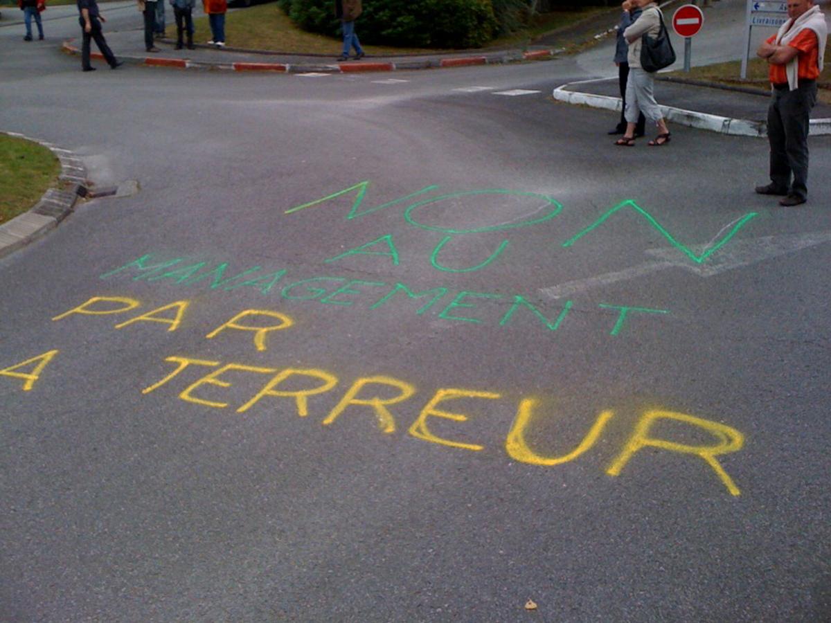 Tag au sol contre le management par la terreur