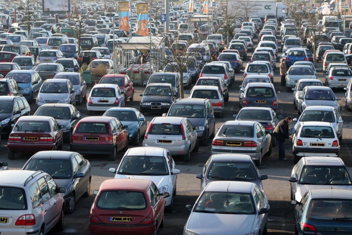voitures sur un parking d'un supermarché