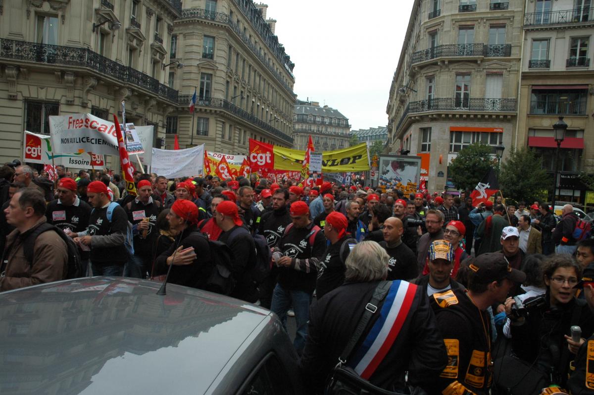 un élu avec son écharpe Tricolore devant les Métallurgistes.