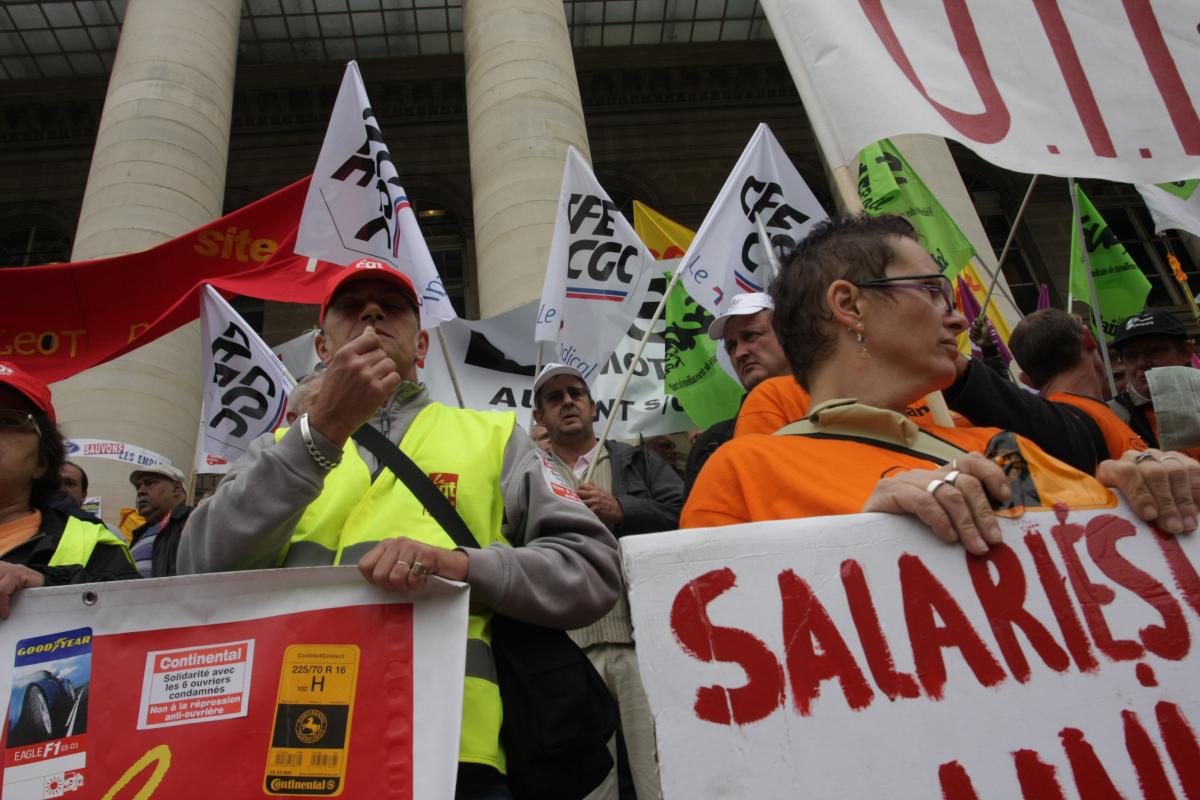 l'ensemble des délégations se rassemblent sur les escaliers de la Bourse