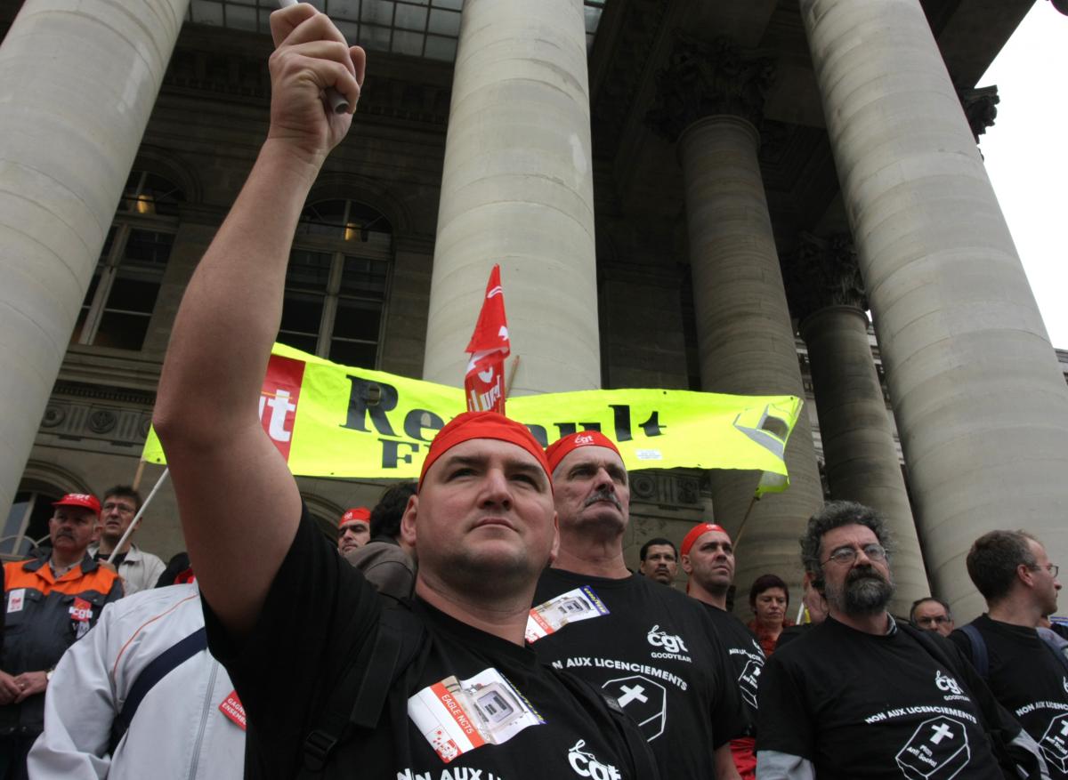 l'ensemble des délégations se rassemblent sur les escaliers de la Bourse