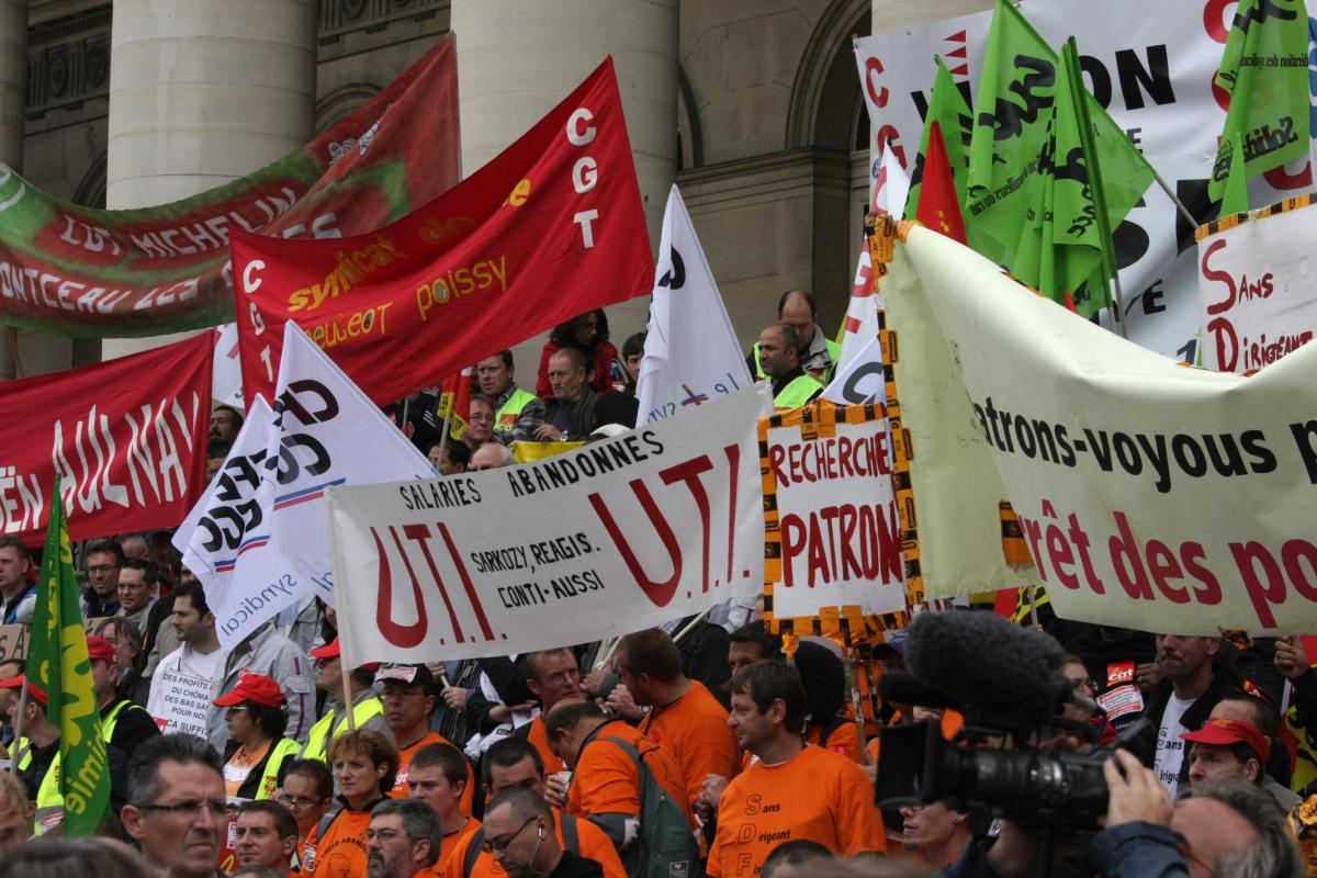 l'ensemble des délégations se rassemblent sur les escaliers de la Bourse