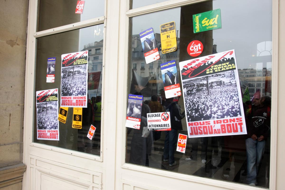 Autocollants sur les portes de la Bourse