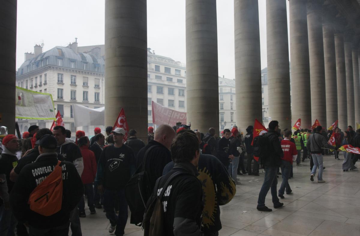 les manifestants investissent le Palais Brognard