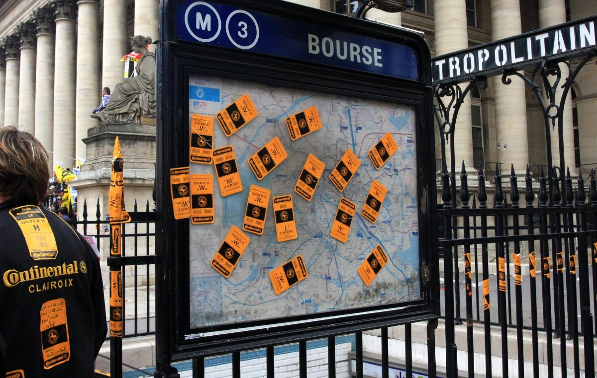 Métro Bourse recouvert d'autocollants