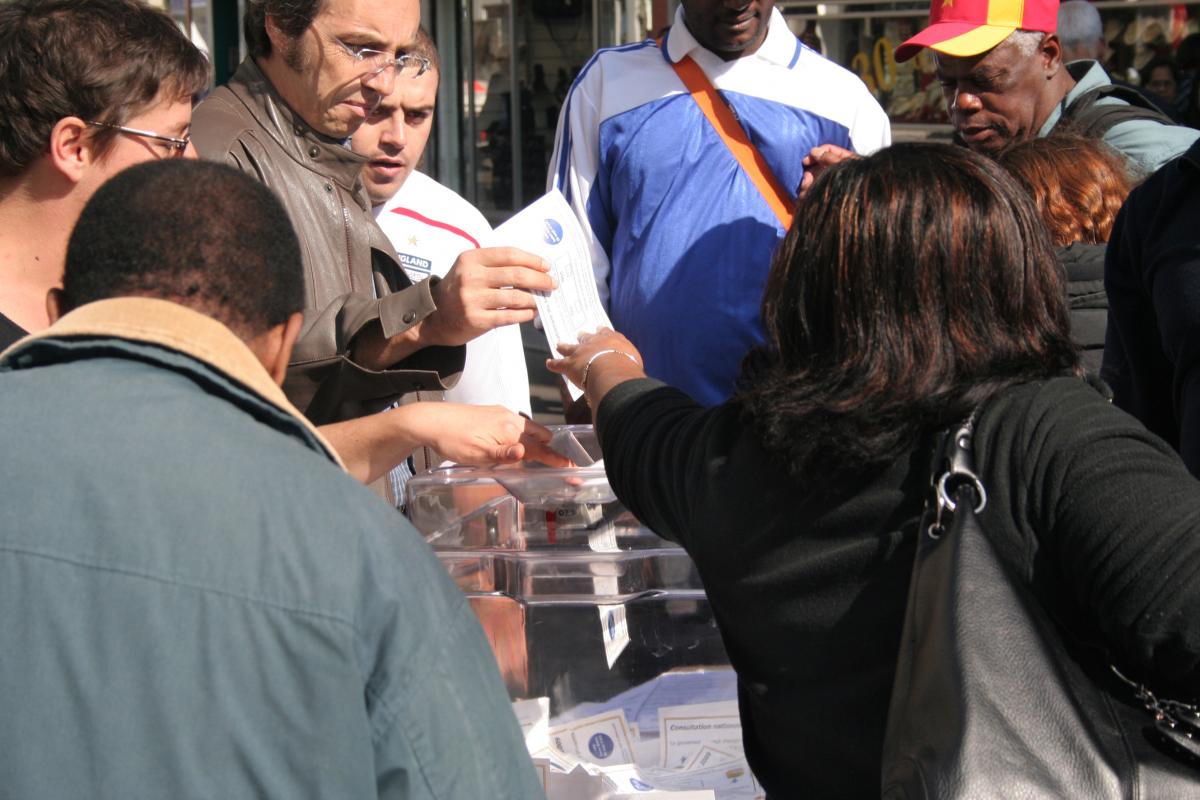 Une urne et une table pour voter