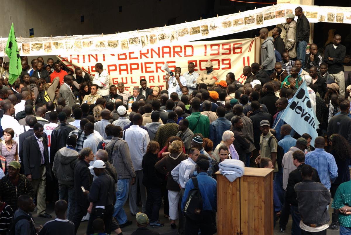 Une partie des sans-papiers participent à une assemblée générale