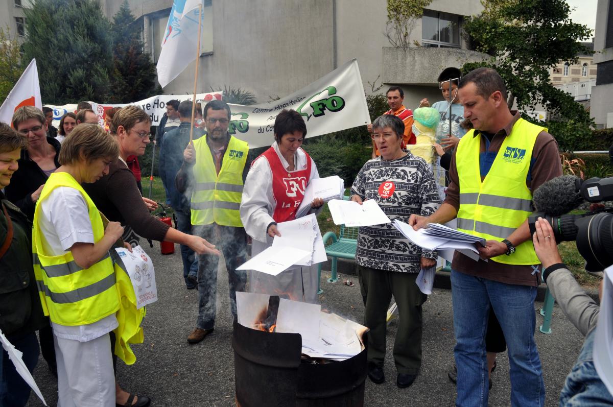 Infirmiers.es brulant des dossiers d'inscription à l'ordre