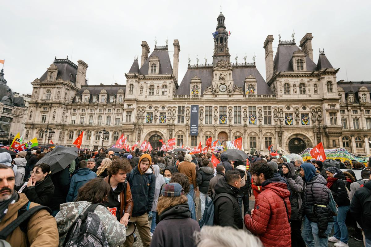 FRANCE - SOCIAL - RALLY AND SPONTANEOUS DEMONSTRATION AGAINST PENSION REFORM AFTER THE DECISSION OF THE CONSTITUTIONAL COUNCIL
