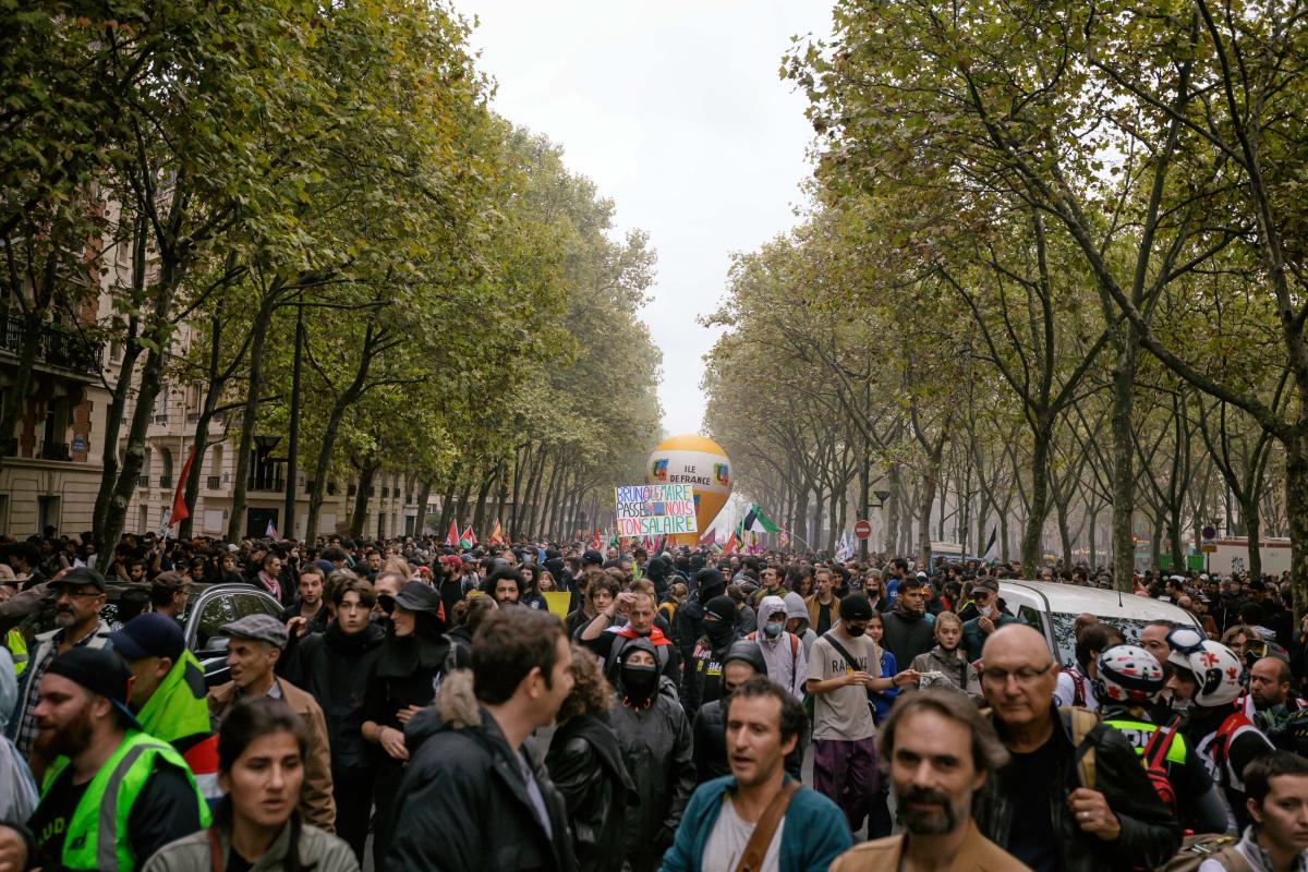 FRANCE - SOCIAL - LABOUR - INTER-UNION DEMONSTRATION IN SOLIDARITY WITH STRIKING REFINERS AND FOR HIGHER WAGES