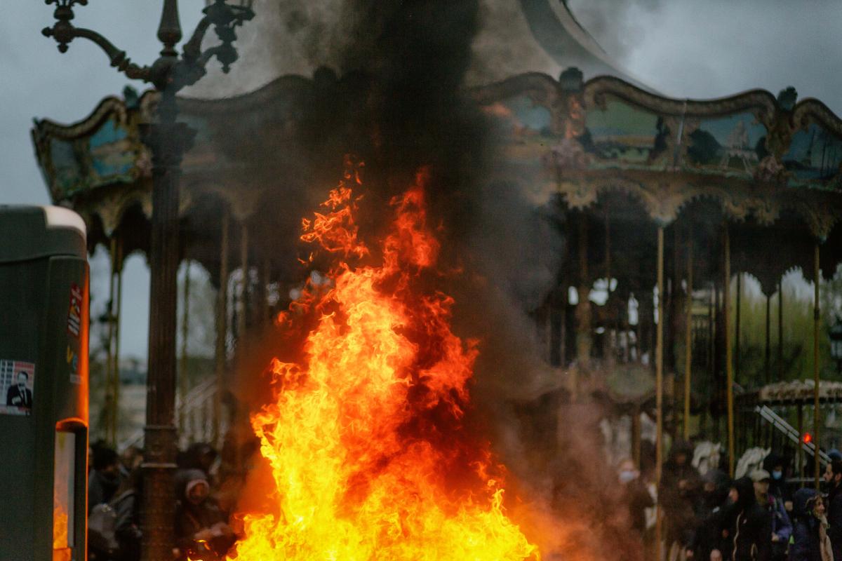 FRANCE - SOCIAL - RALLY AND SPONTANEOUS DEMONSTRATION AGAINST PENSION REFORM AFTER THE DECISSION OF THE CONSTITUTIONAL COUNCIL