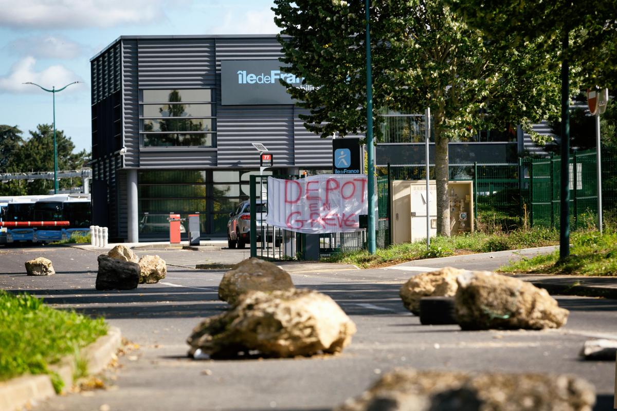 FRANCE - LABOUR - PICKET LINE OF TRANSDEV STRIKERS