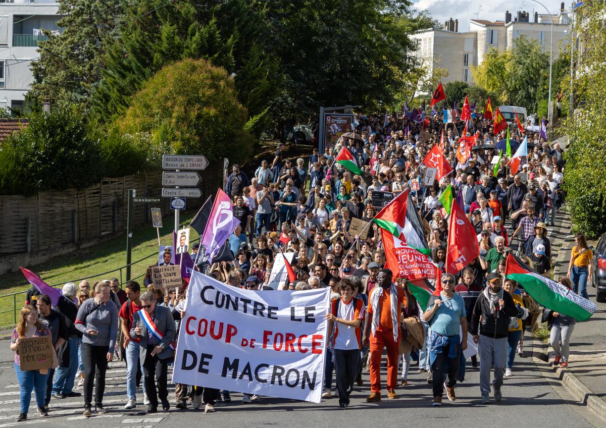 Cortege de tete tenant une banderole "contre le coup de force de macron".