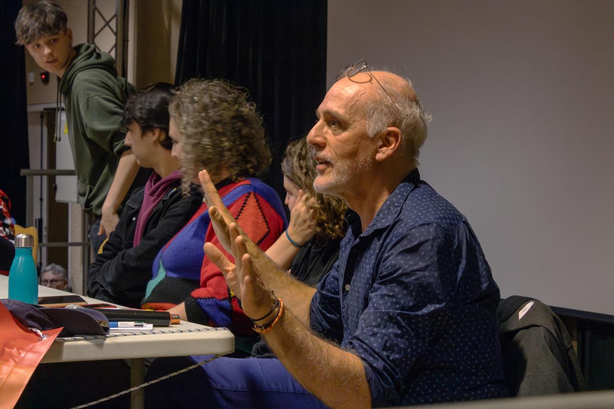 Photo de Philippe Poutou de profil prennant la parole lors d'un meeting