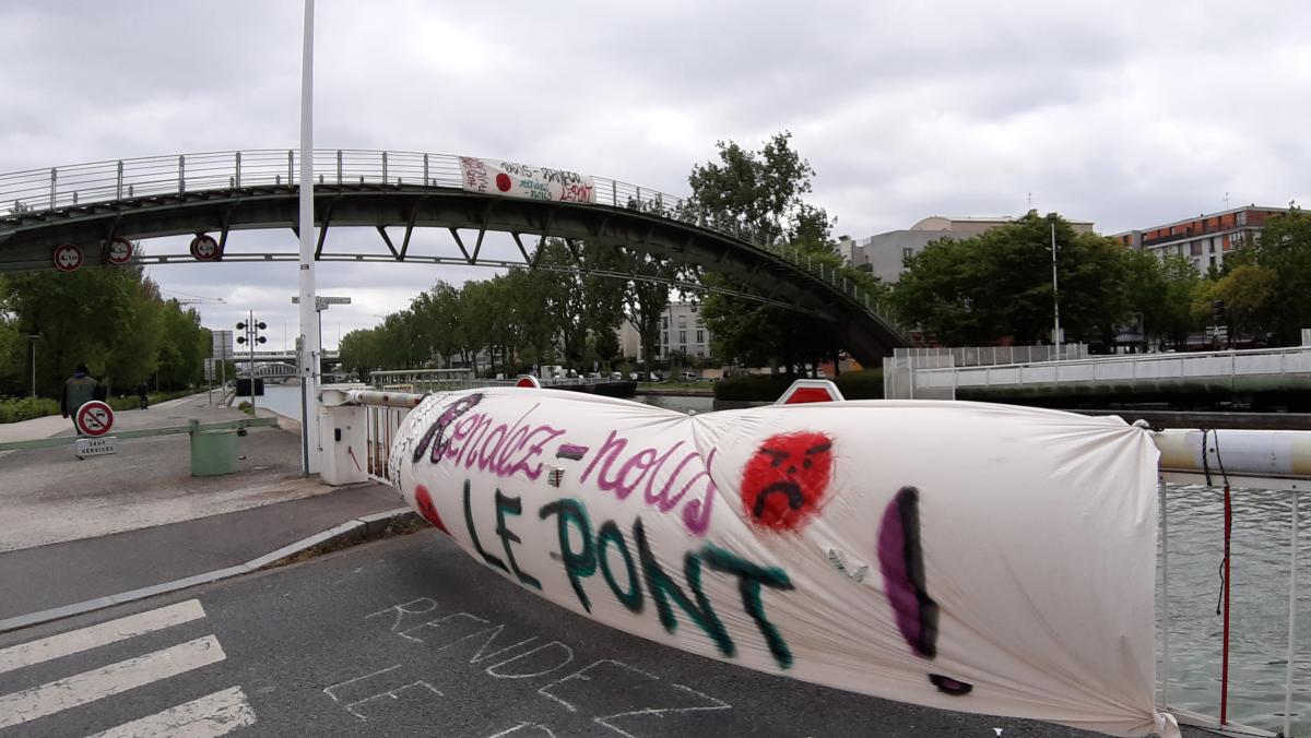 Banderole sur le canal de Saint-Denis Rendez nous le pont !