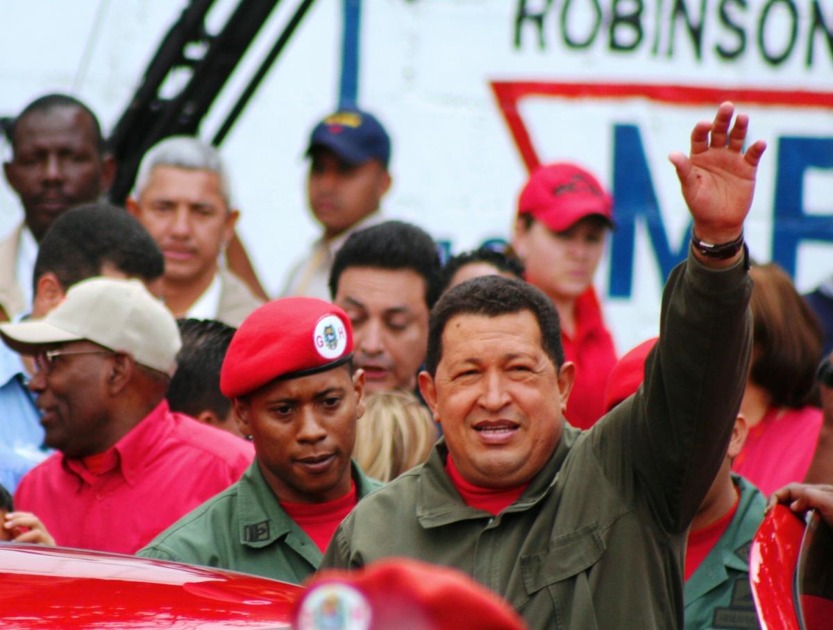 Hugo Chavez saluant la foule