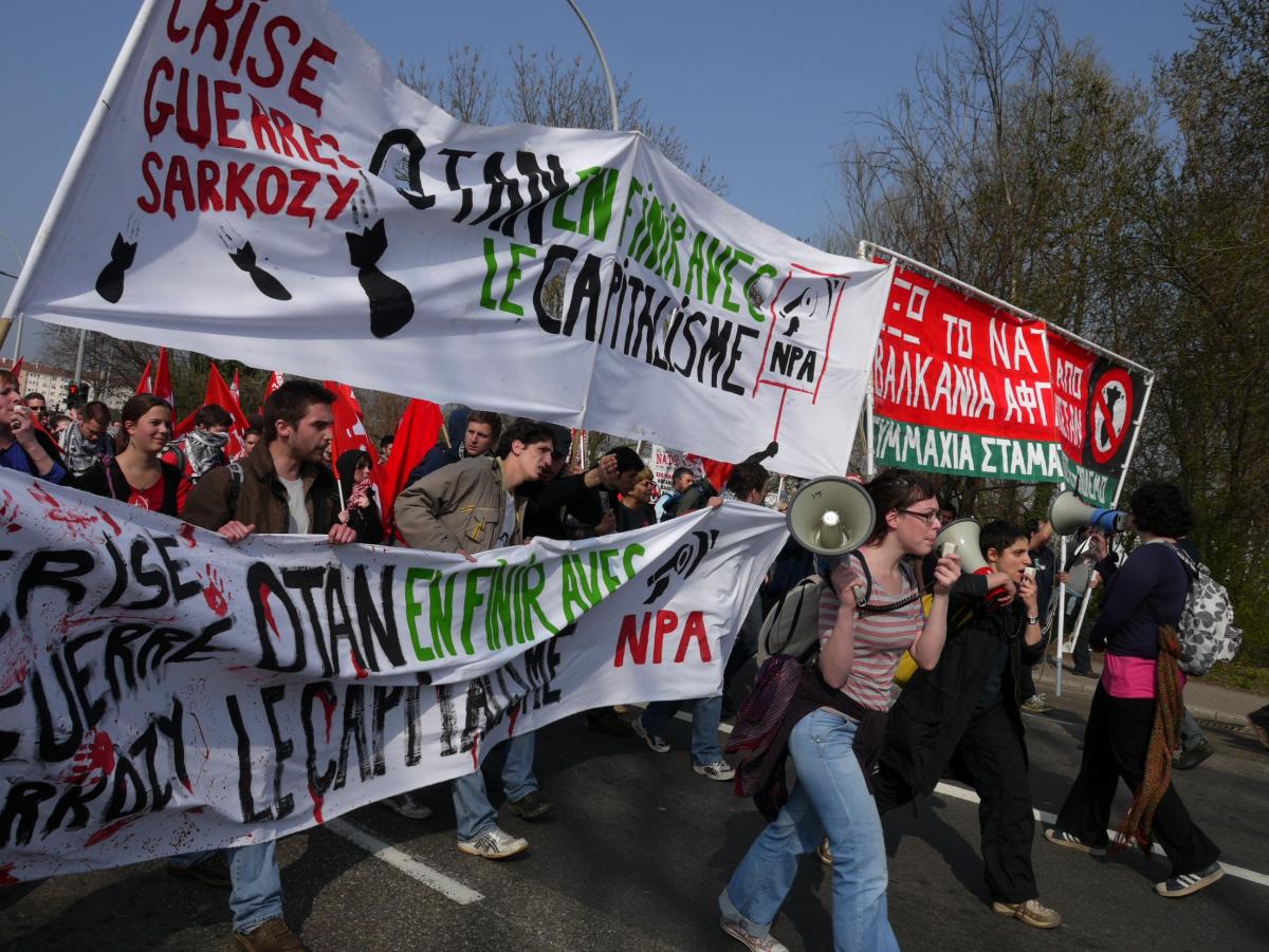 Cortège NPA souhaitant rejoindre de l'autre côté du Pont le point de rassemblement de la Manif.