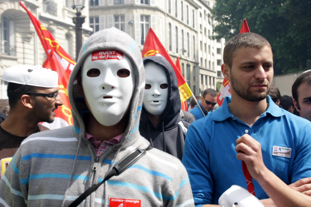 les masques en réponse à l'interdiction des cagoules