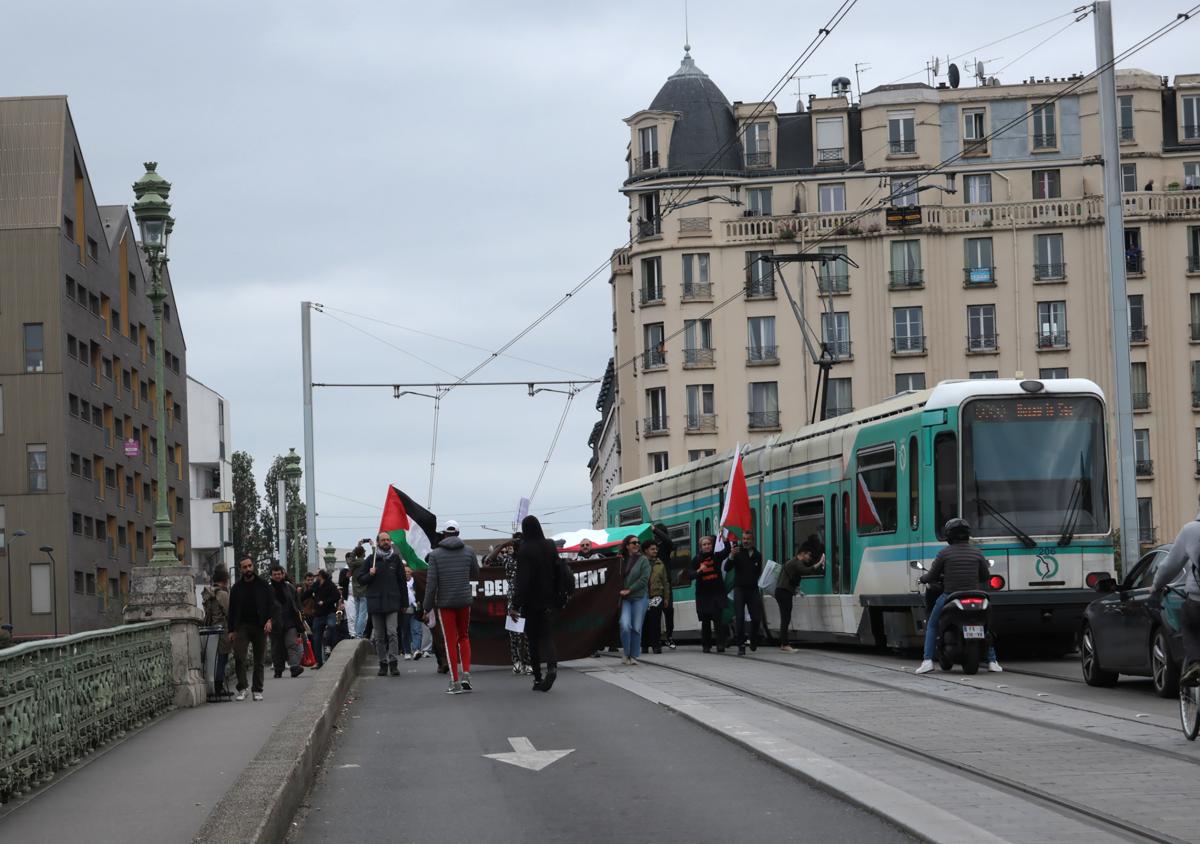 La manifestation traverse la Seine en provenance de Saint-Denis