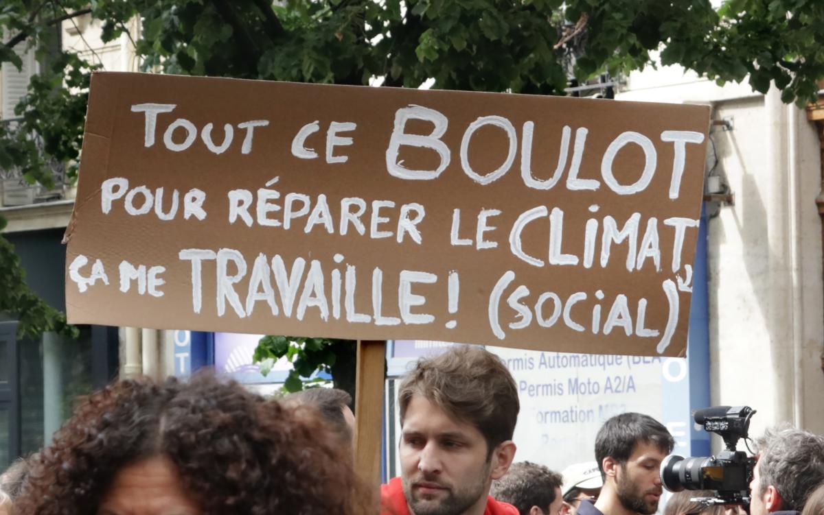 Pancarte Tout ce boulot pour réparer le climat ça me travaille ! (social)