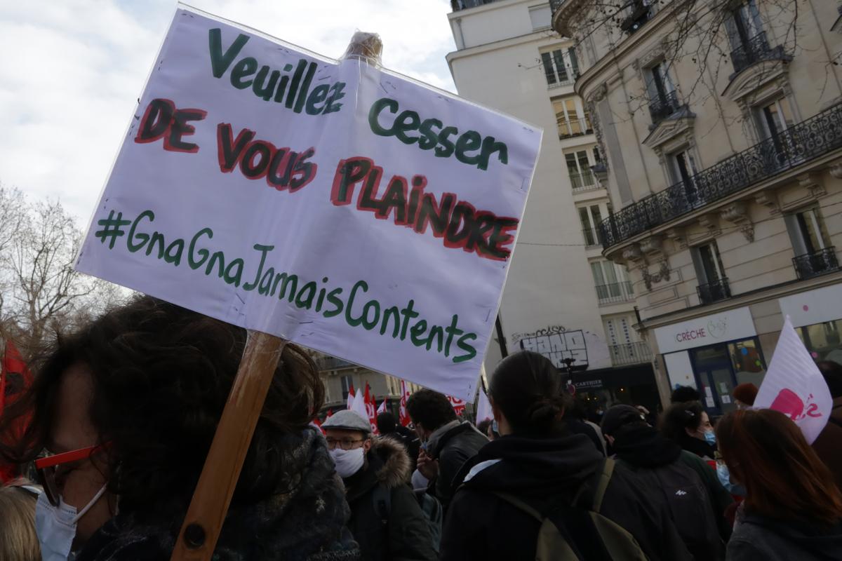 pancarte veuillez cesser de vous plaindre