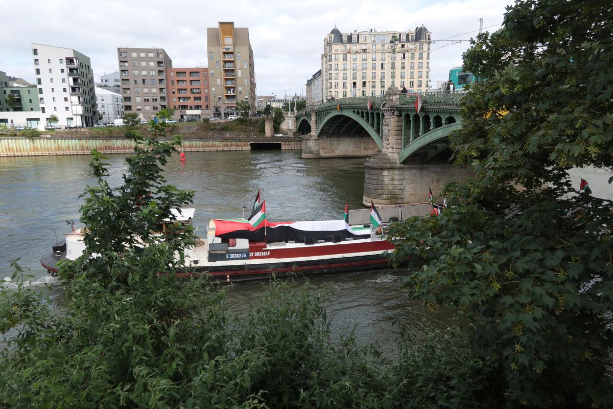 La péniche quitte Saint-Denis