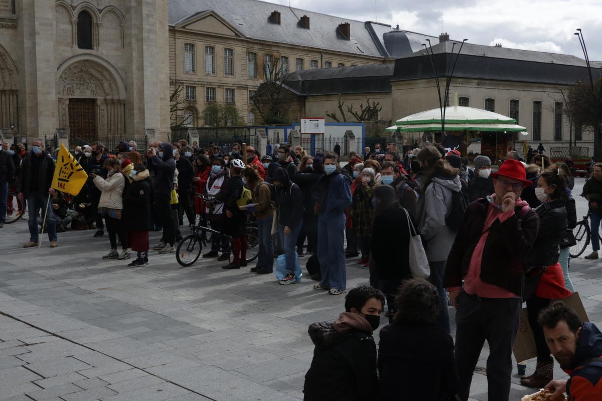 Rassemblement sur le parvis de l'Hôtel de ville de Saint-Denis. Le squat "Le Landy sauvage" est menacé d'expulsion.