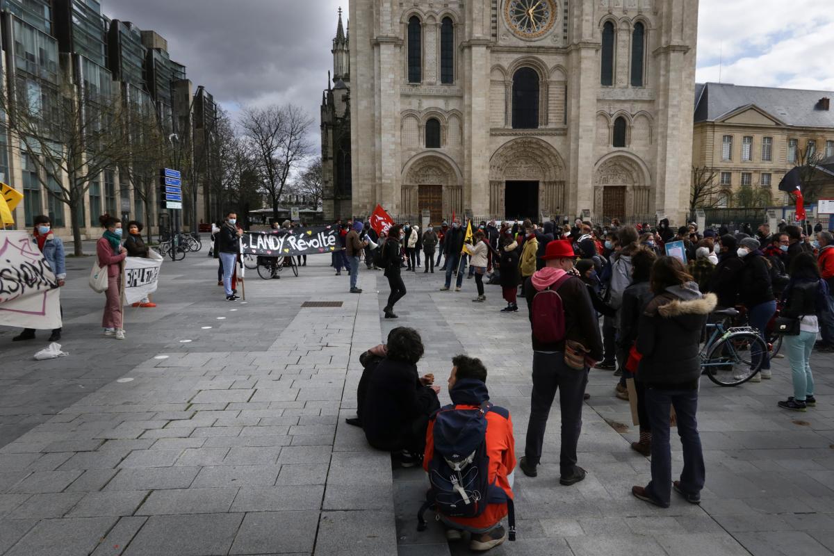 Rassemblement sur le parvis de l'Hôtel de ville de Saint-Denis. Le squat "Le Landy sauvage" est menacé d'expulsion.