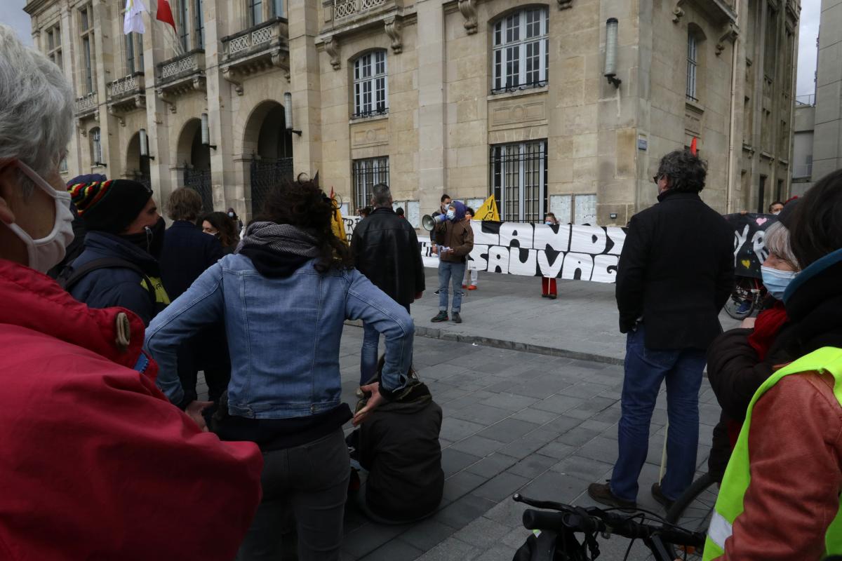 Rassemblement sur le parvis de l'Hôtel de ville de Saint-Denis. Le squat "Le Landy sauvage" est menacé d'expulsion.