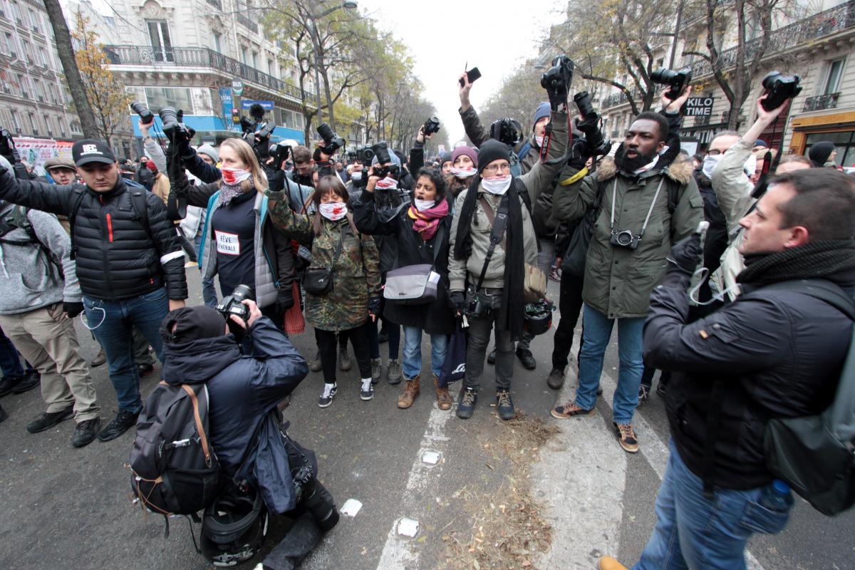 Les photographes protestent contre les violences policières