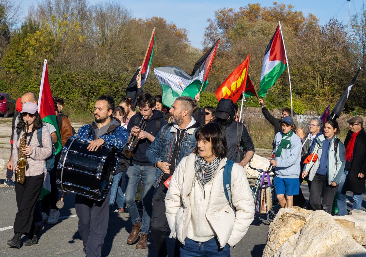 Photo du cortege avec plusieurs musiciens jouant de la musique.