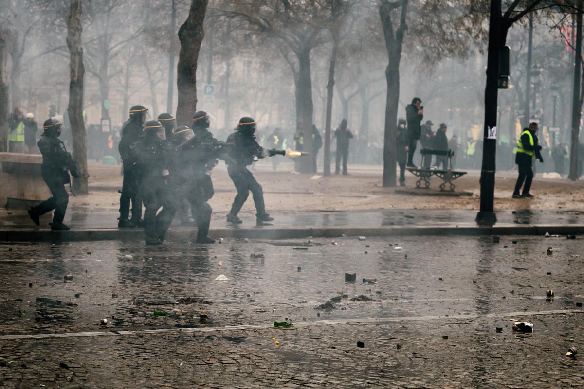 Tir tendu des CRS