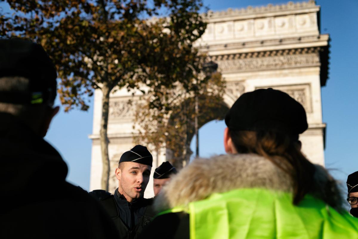 La police empêche les manifestants de rejoindre la porte maillot