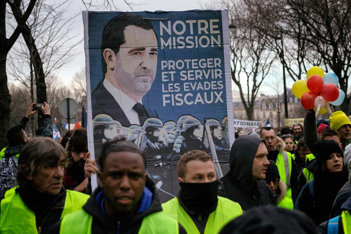 Pancarte, Castaner, Notre mission, proteger et servir les evades fiscaux