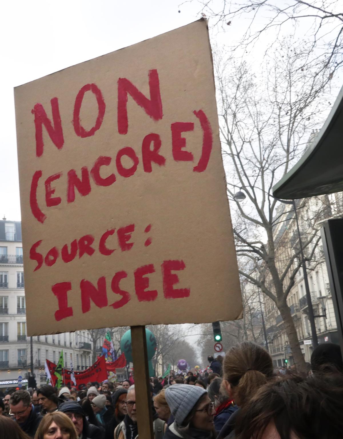 Pancarte : NON (encore) source INSEE