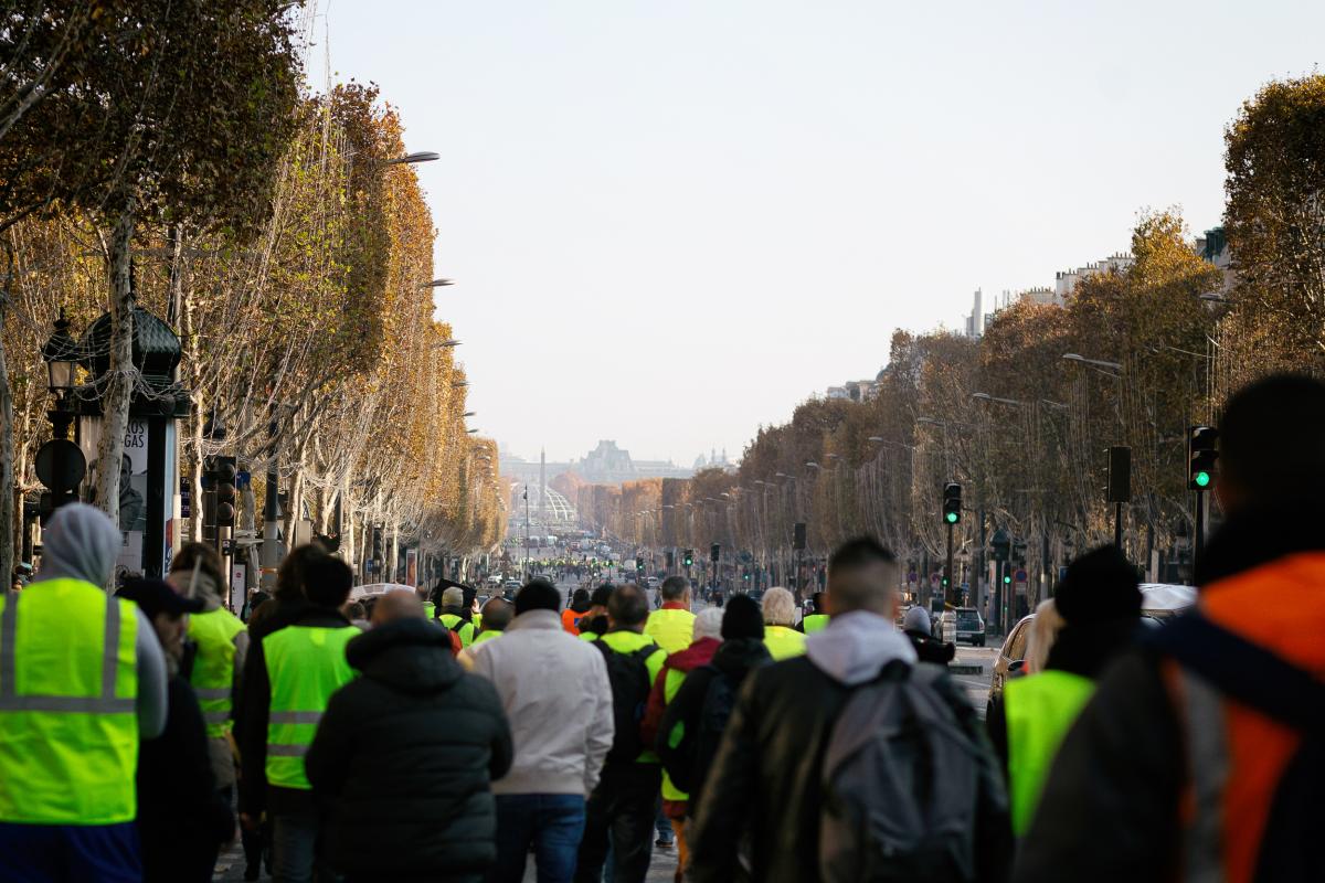 Les manifestants essayent de rejoindre les autres groupes sur les Champs Elysées