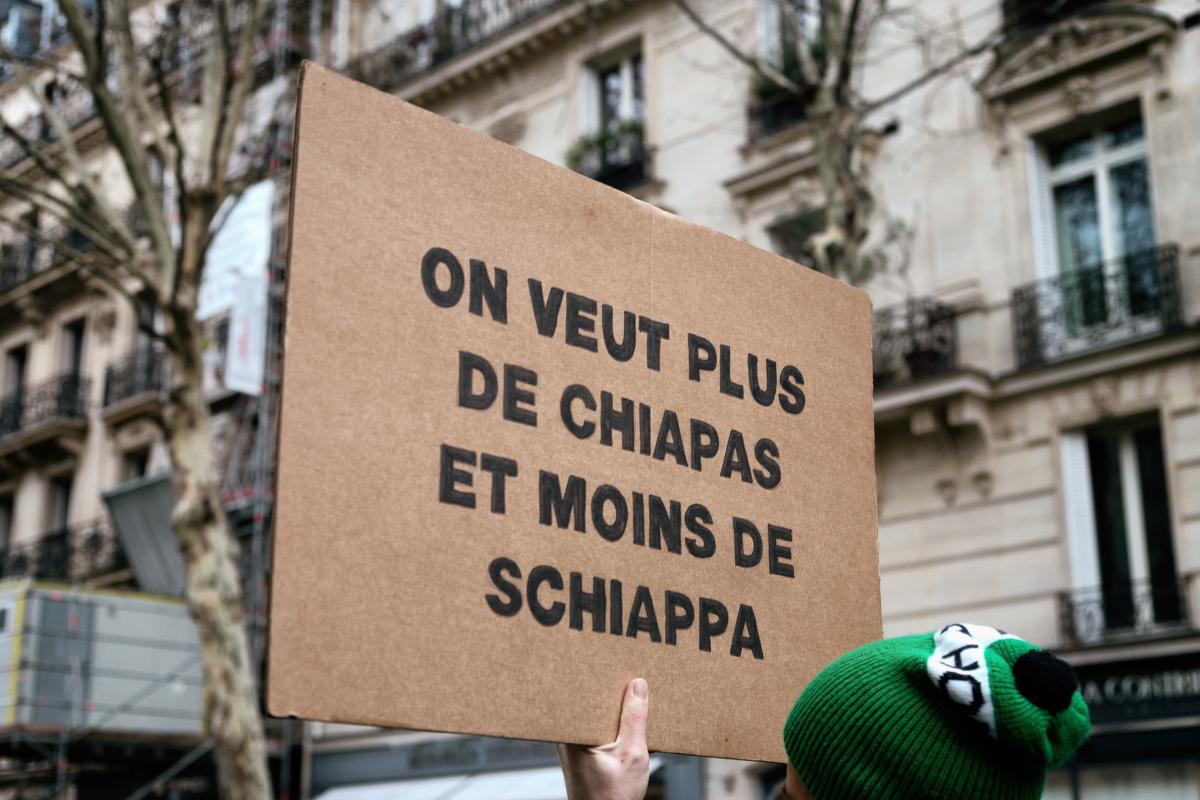 Pancarte: On veut plus de Chiapas et moins de Schiappa