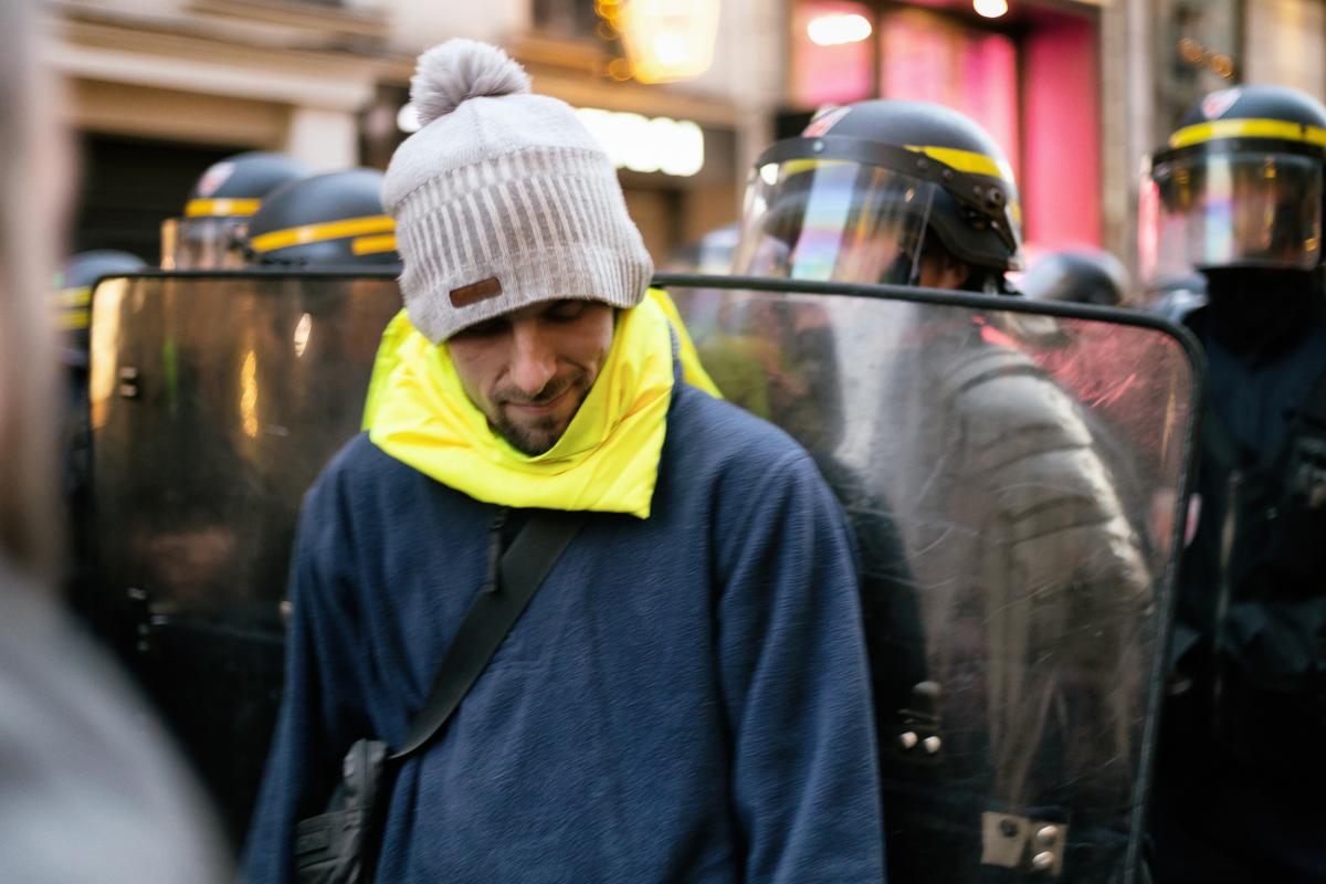 La police pousse les manifestants vers la rue Royale