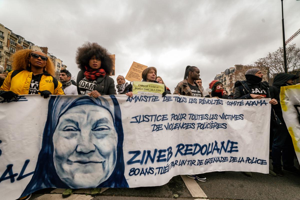Assa Traoré et le comité Adama avec une baderolle pour Zineb Redouane