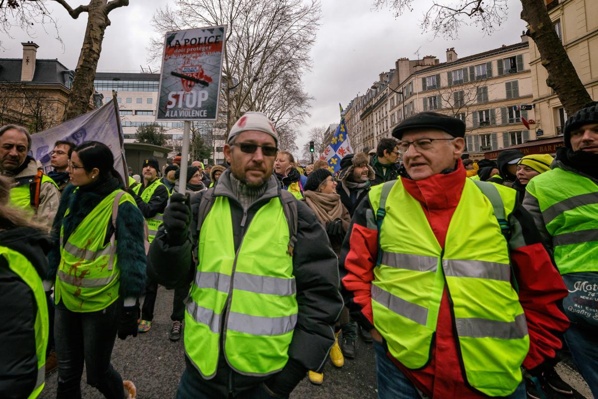 Manifestatnt déguisé en Blessé